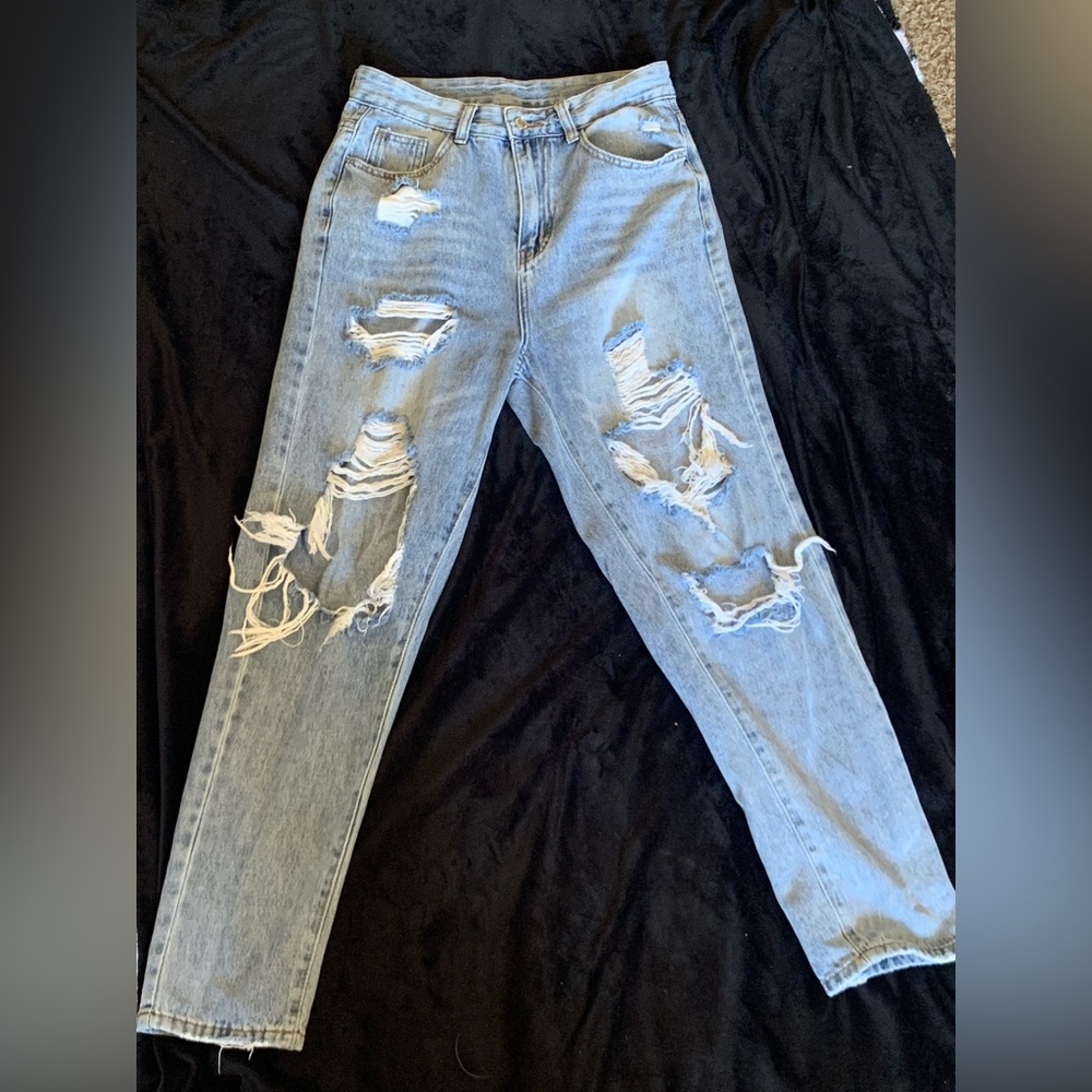 Medium rise ripped boyfriend jeans